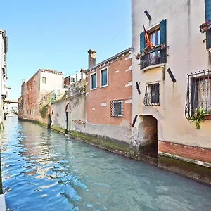 San Barnaba On The Canal Venezia